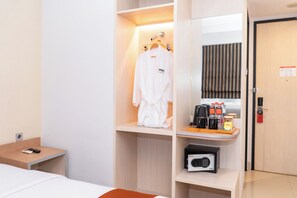 Deluxe with Living Room | In-room safe, desk, blackout curtains, soundproofing - Sparks Odeon Sukabumi - Artotel Curated (Sukabumi)