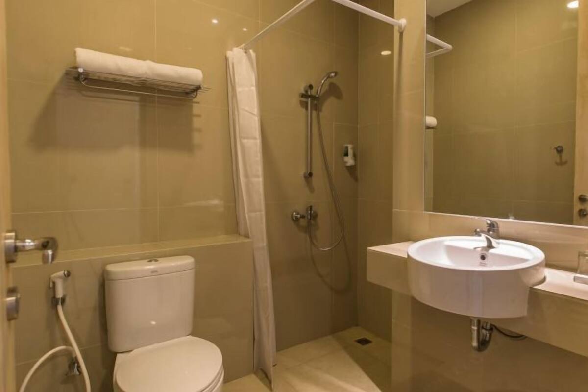 Baño | Artículos de higiene personal gratuitos, zapatillas, toallas y jabón