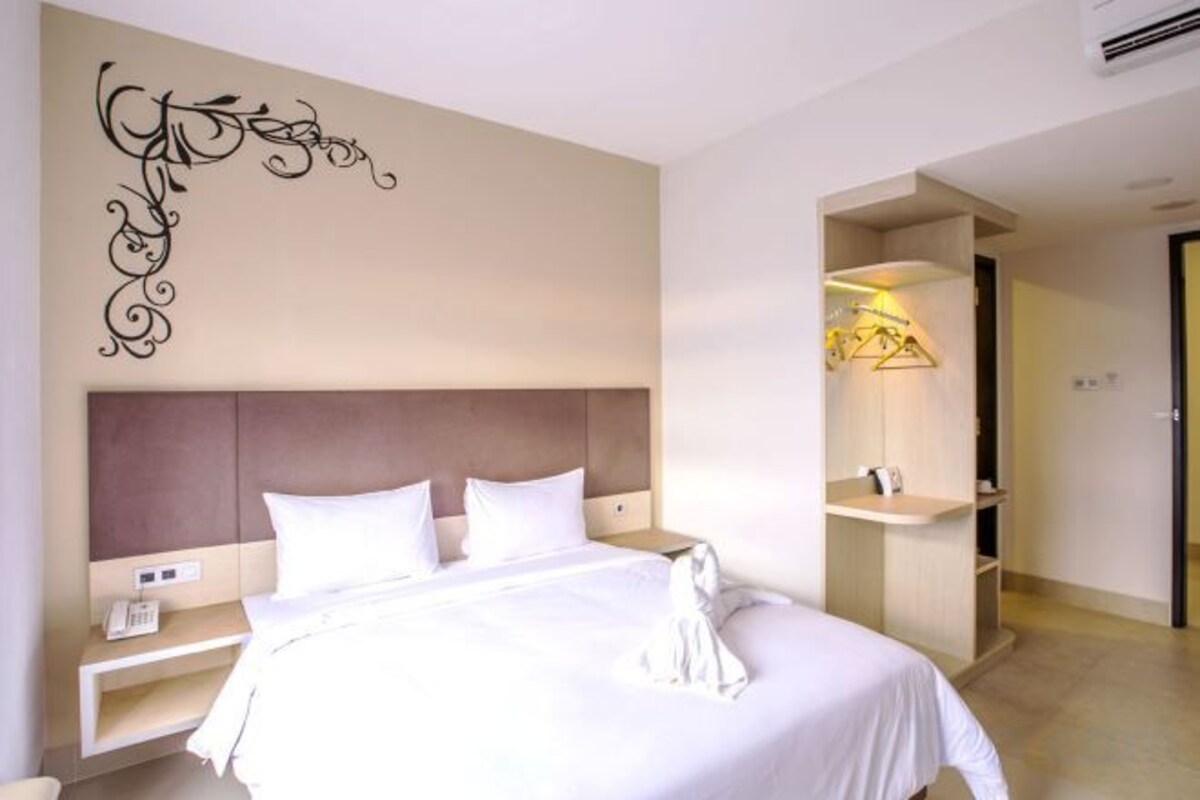 In-room safe, desk, blackout drapes, soundproofing