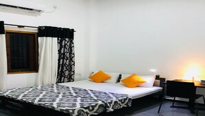 Habitación de hotel ordenada con cama, escritorio y silla.