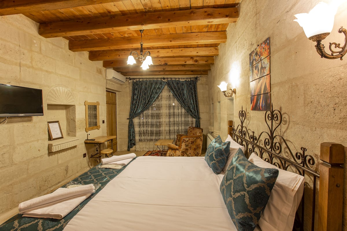 deluxe room | desk, soundproofing, iron/ironing board, free cots/infant beds