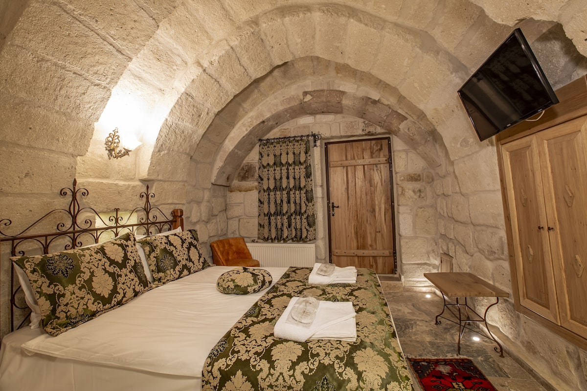 double room | desk, soundproofing, iron/ironing board, free cots/infant beds