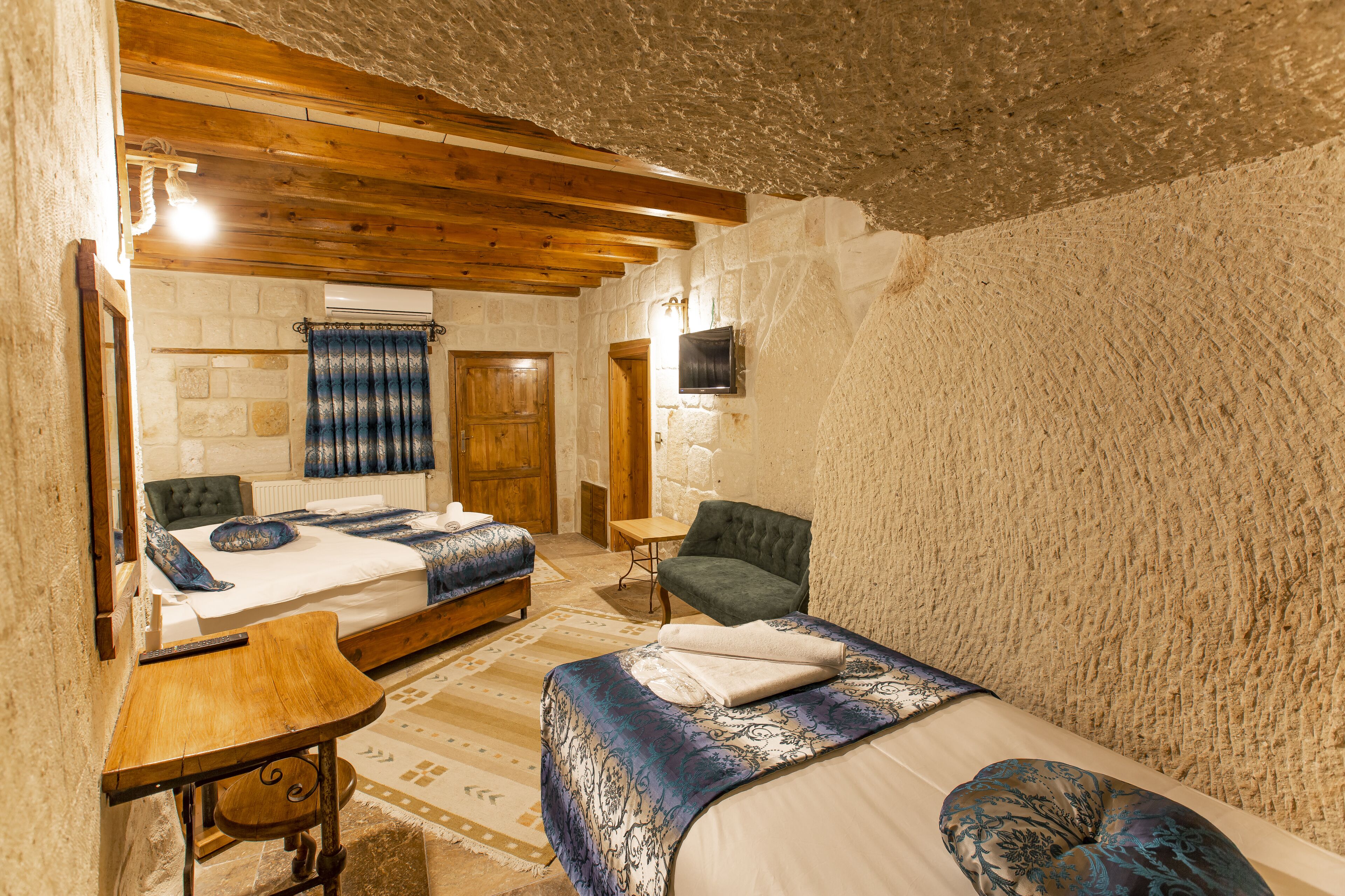 family triple room | desk, soundproofing, iron/ironing board, free cots/infant beds