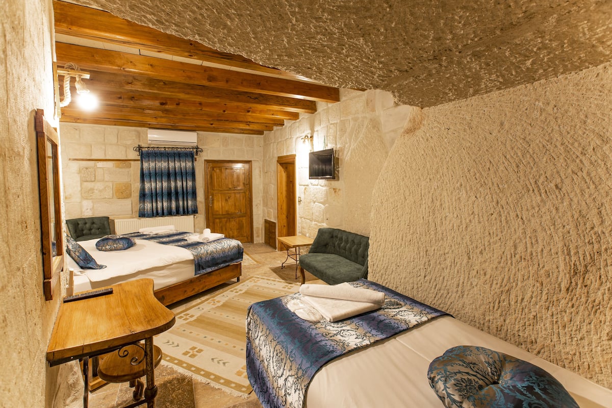 family triple room | desk, soundproofing, iron/ironing board, free cots/infant beds