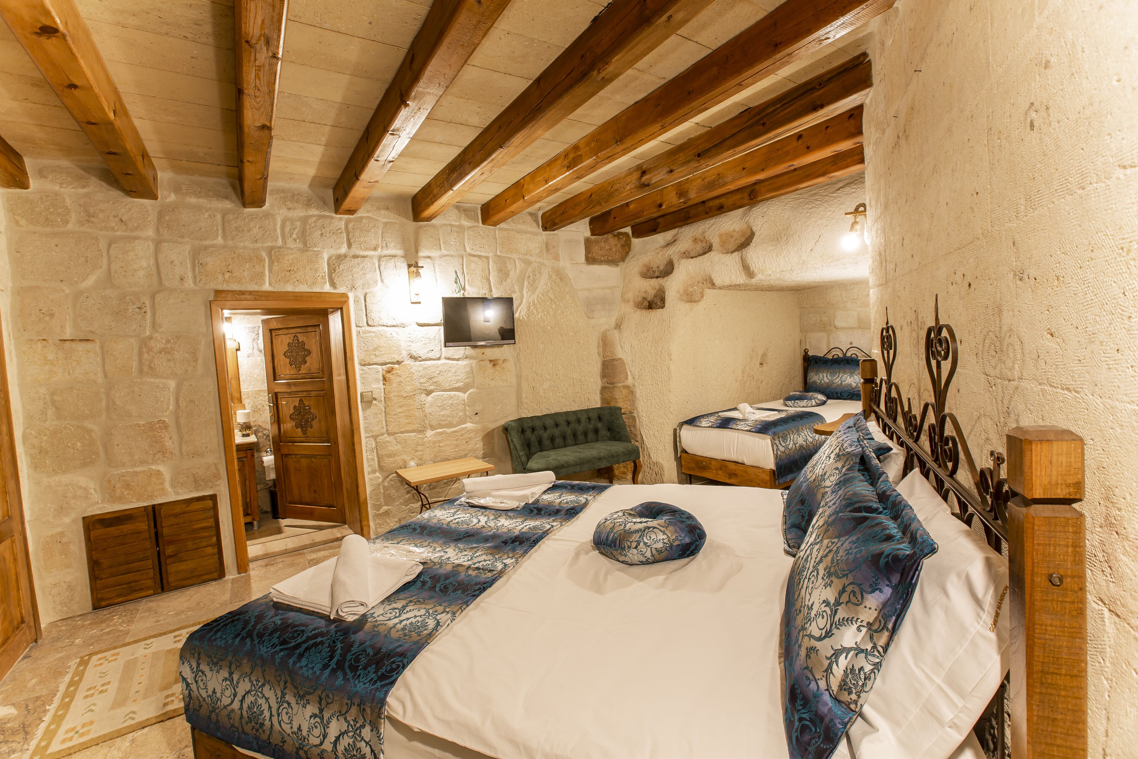 family triple room | desk, soundproofing, iron/ironing board, free cots/infant beds