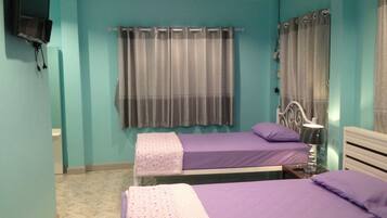 3 bedrooms, laptop workspace, rollaway beds, free WiFi