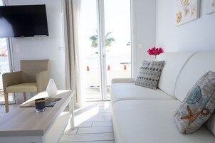 公寓, 1 间卧室, 阳台, 海景 (Ondine) | 起居区 | 平板电视