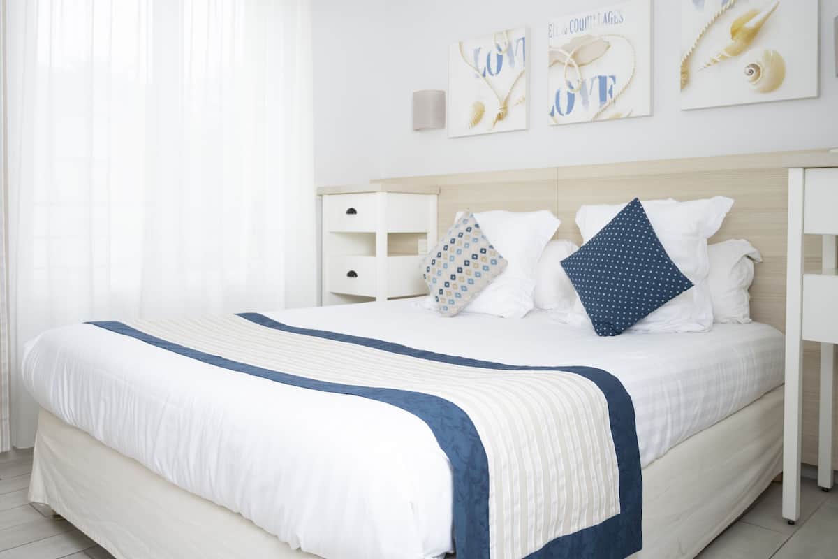 Appartement, 2 chambres (Myrona) | 1 chambre, literie de qualitĂ©, systĂšme dâinsonorisation