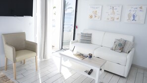 Departamento, 1 habitación, balcón, vista al mar (Ondine) | Área de sala de estar | Televisión de pantalla plana 