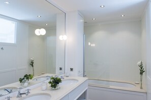 Double Room (Juliette) | Bathroom | Free toiletries, hair dryer, bathrobes, slippers - Haut-Bailly - La Chartreuse - Anciennement Château Le Pape (Leognan)