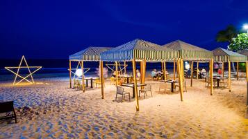 Serveert ontbijt, internationale gerechten, uitzicht op het zwembad