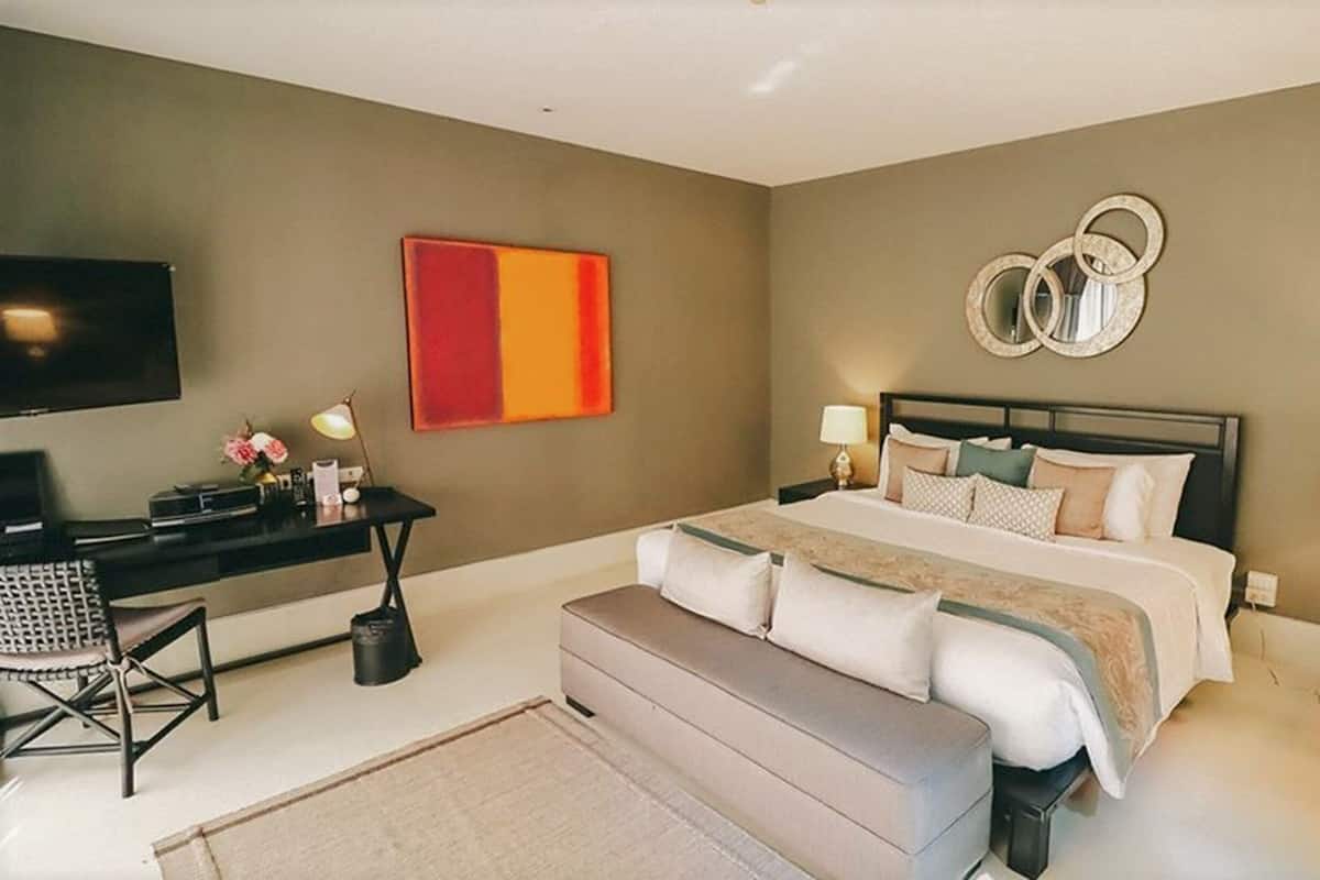 Hypo-allergenic bedding, in-room safe, individually furnished, desk