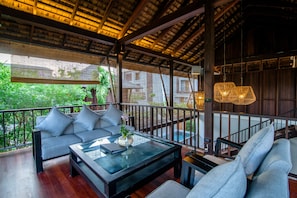 Pool Villa 3 Bedroom - The Palayana Ruenthai | Aire de séjour | Téléviseur à écran plat de 43 po avec télévision par satellite