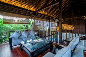 Pool Villa 3 Bedroom - The Palayana Ruenthai | 起居区 | 43-英寸纯平电视 （配备卫星频道）、电视