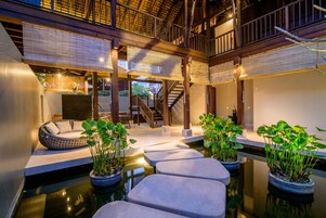 Ropa de cama hipoalergénica y caja de seguridad en la habitación 