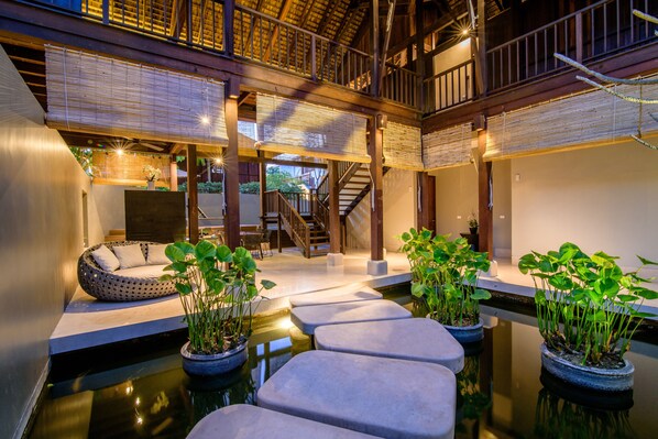 Ropa de cama hipoalergénica y caja de seguridad en la habitación