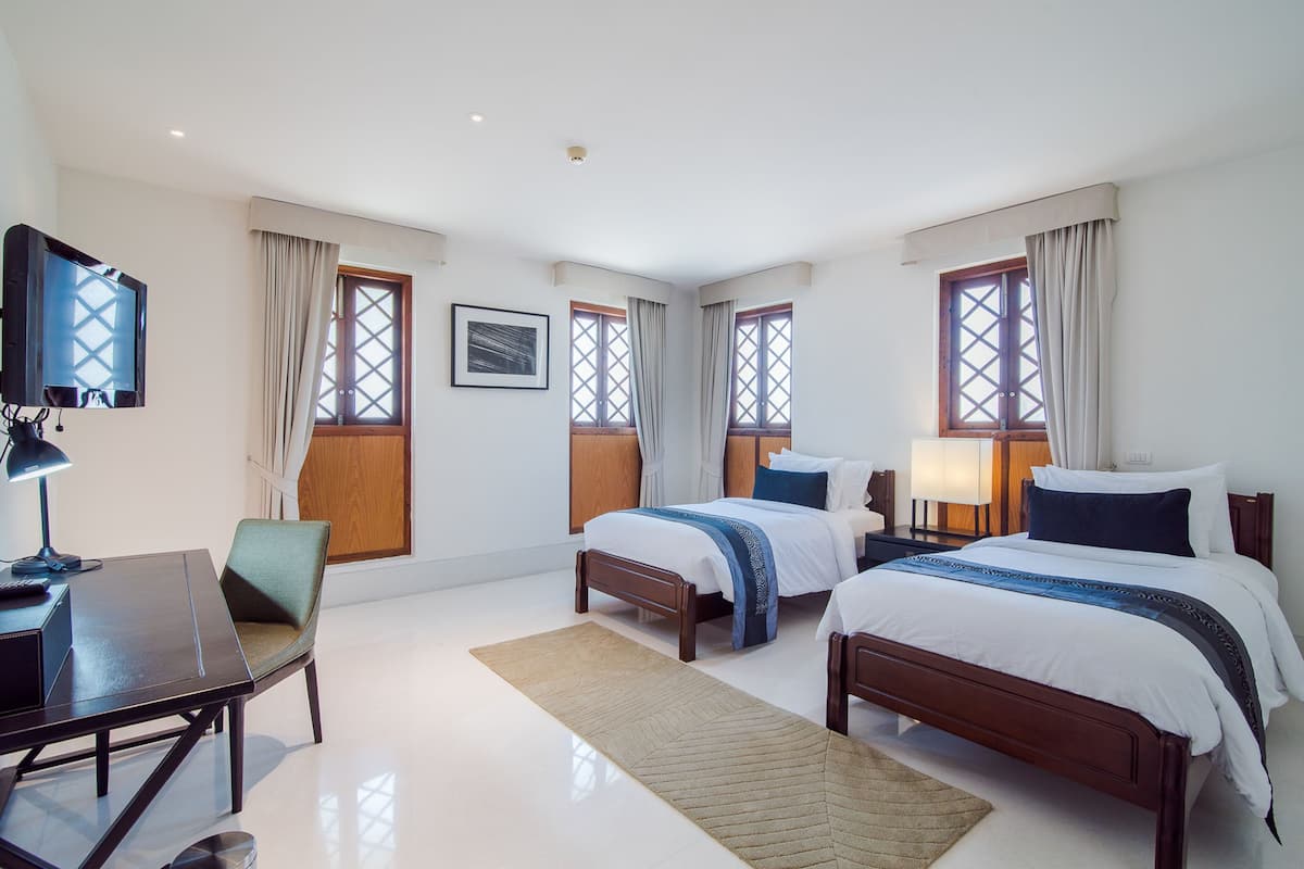 Hypo-allergenic bedding, in-room safe, individually furnished, desk