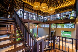 Ropa de cama hipoalergénica y caja de seguridad en la habitación