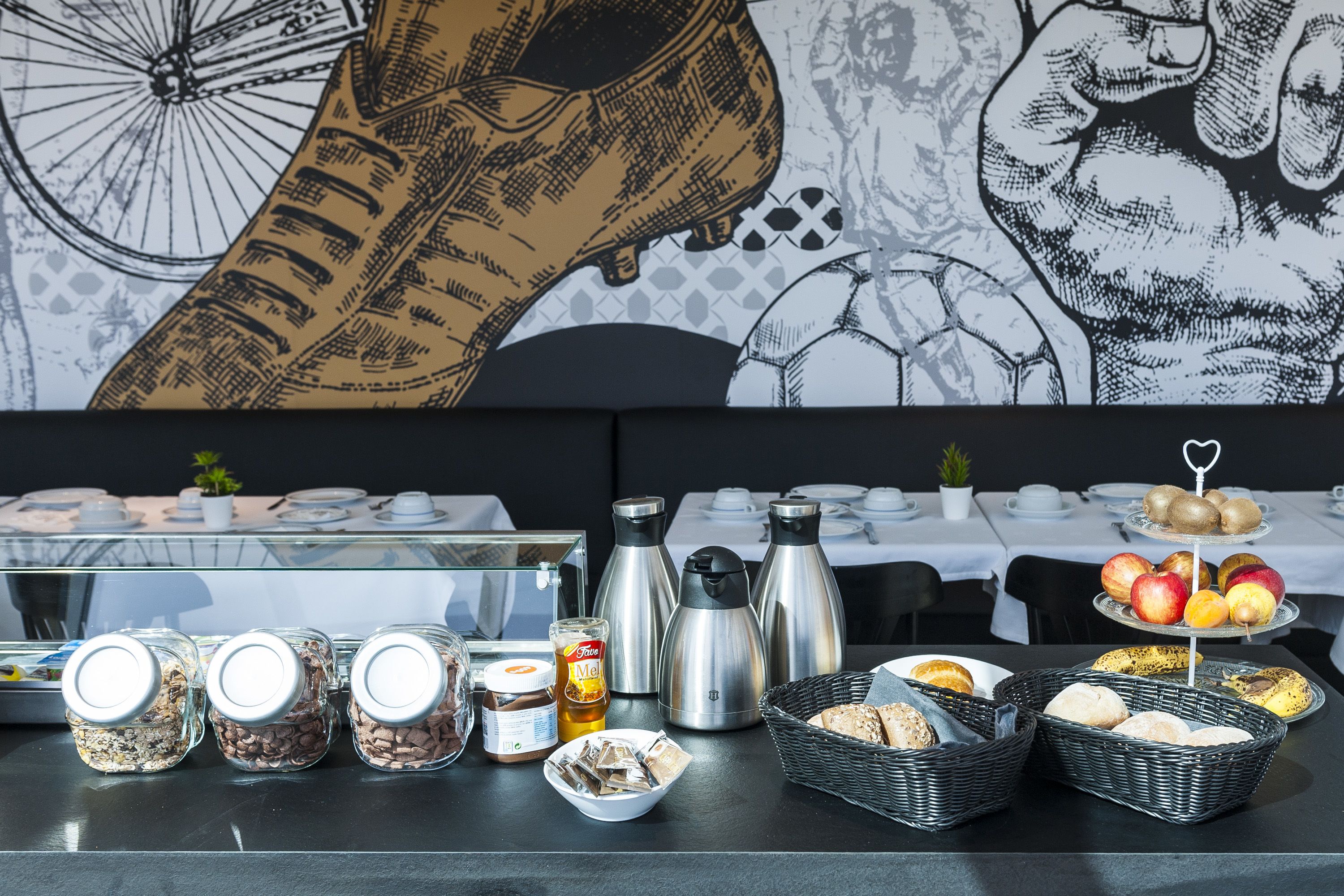 Um buffet de café da manhã com diversos alimentos e acompanhamentos.