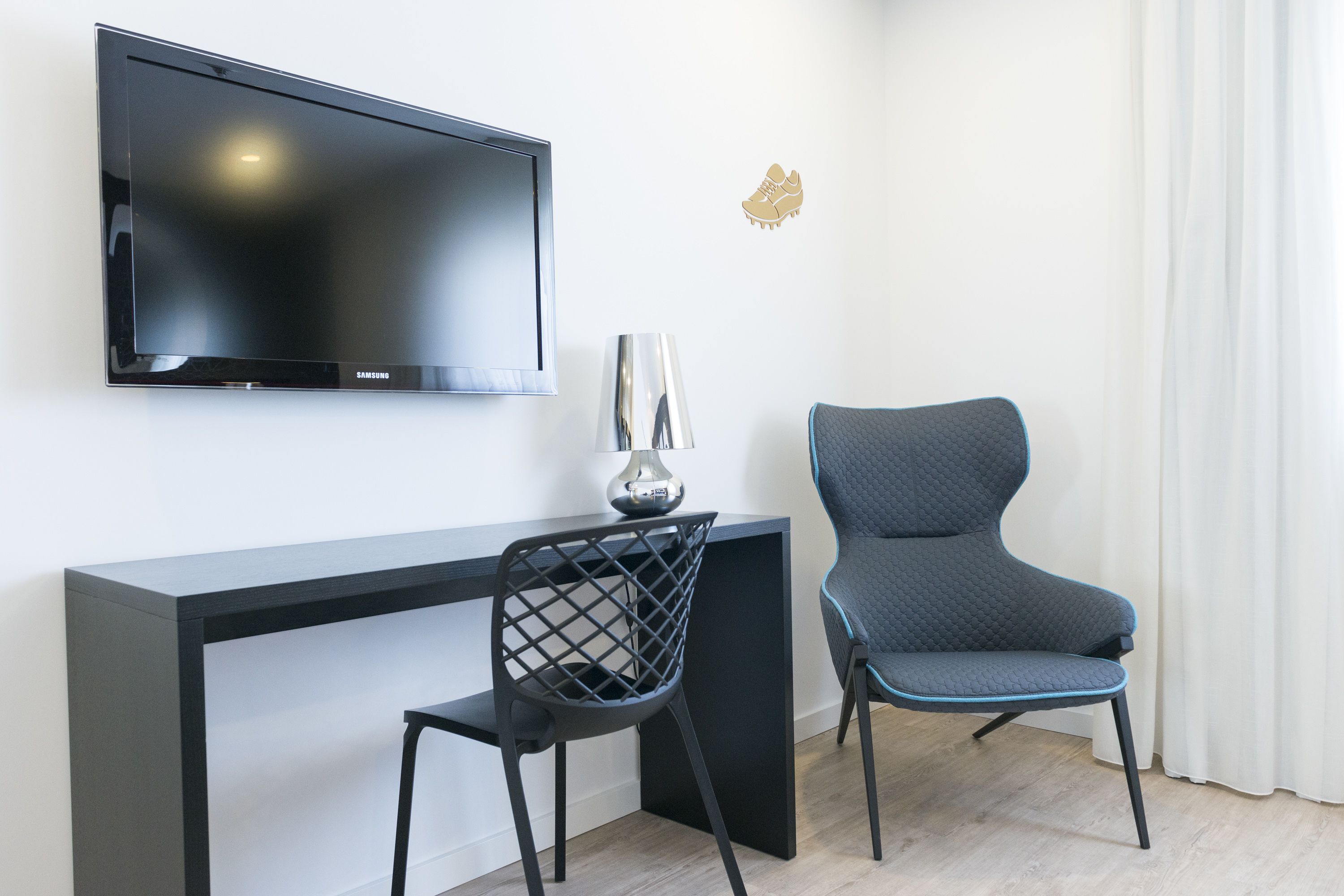 superior double room | 1 bedroom, in-room safe, individually decorated, desk