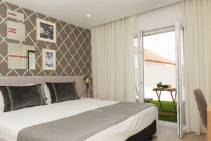 标准双人房, 泳池景观 | 客房内保险箱、特色装修、办公桌、隔音