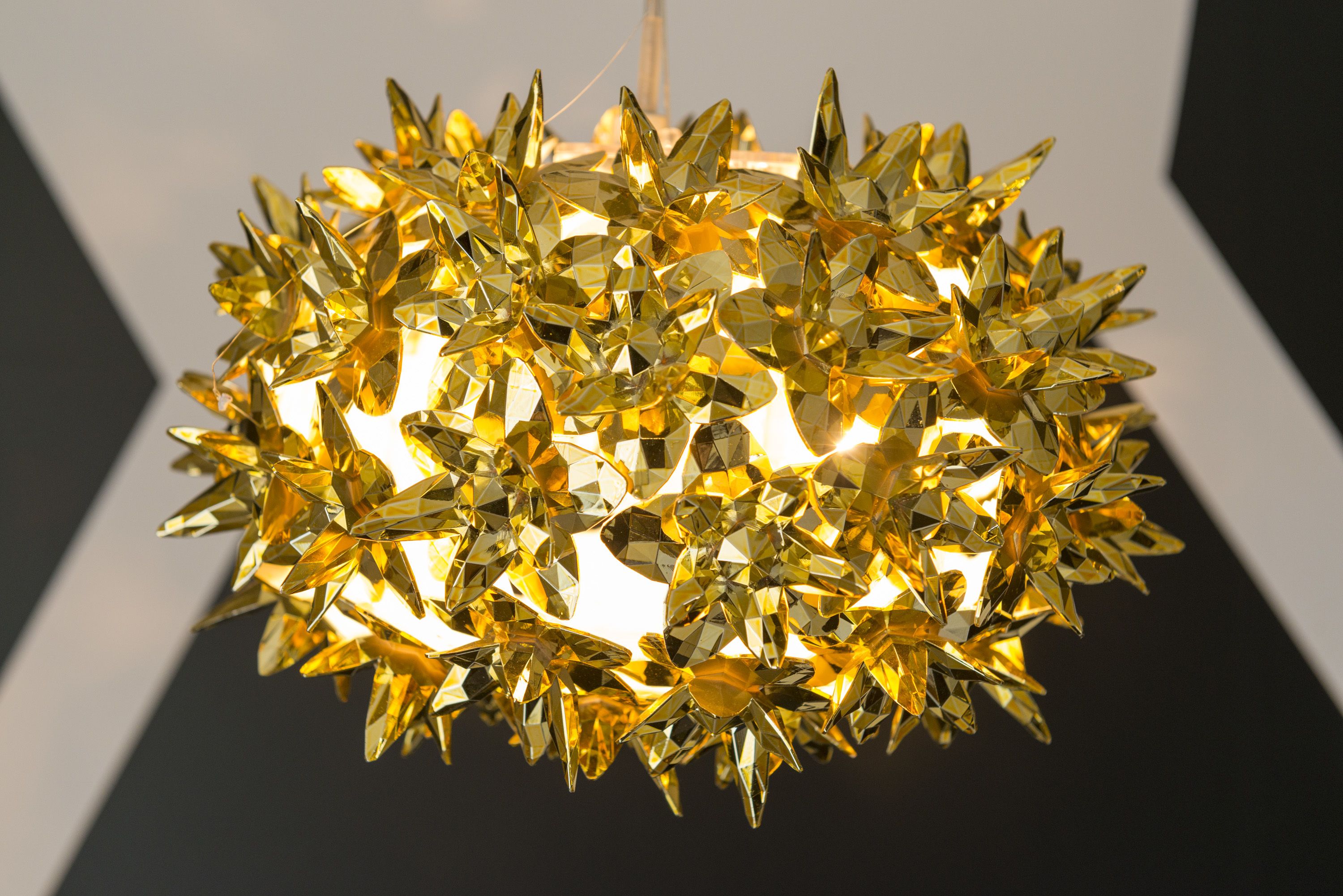 Un lustre orné de nombreux éléments en cristal doré.