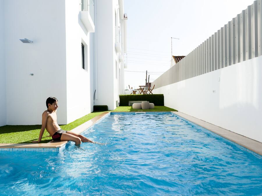 Außenpool (je nach Saison geöffnet), Liegestühle