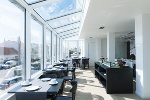 Café da manhã com buffet todos os dias (EUR 8.90 por pessoa) 