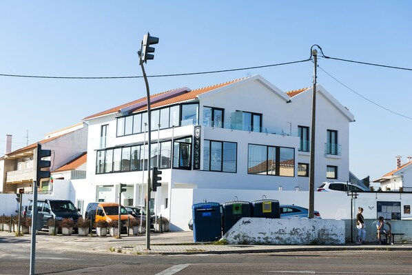 A modern building with large windows and a flat roof. - Sport Hotel A Seleção (Setubal)