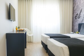 客房内保险箱、特色装修、办公桌、隔音