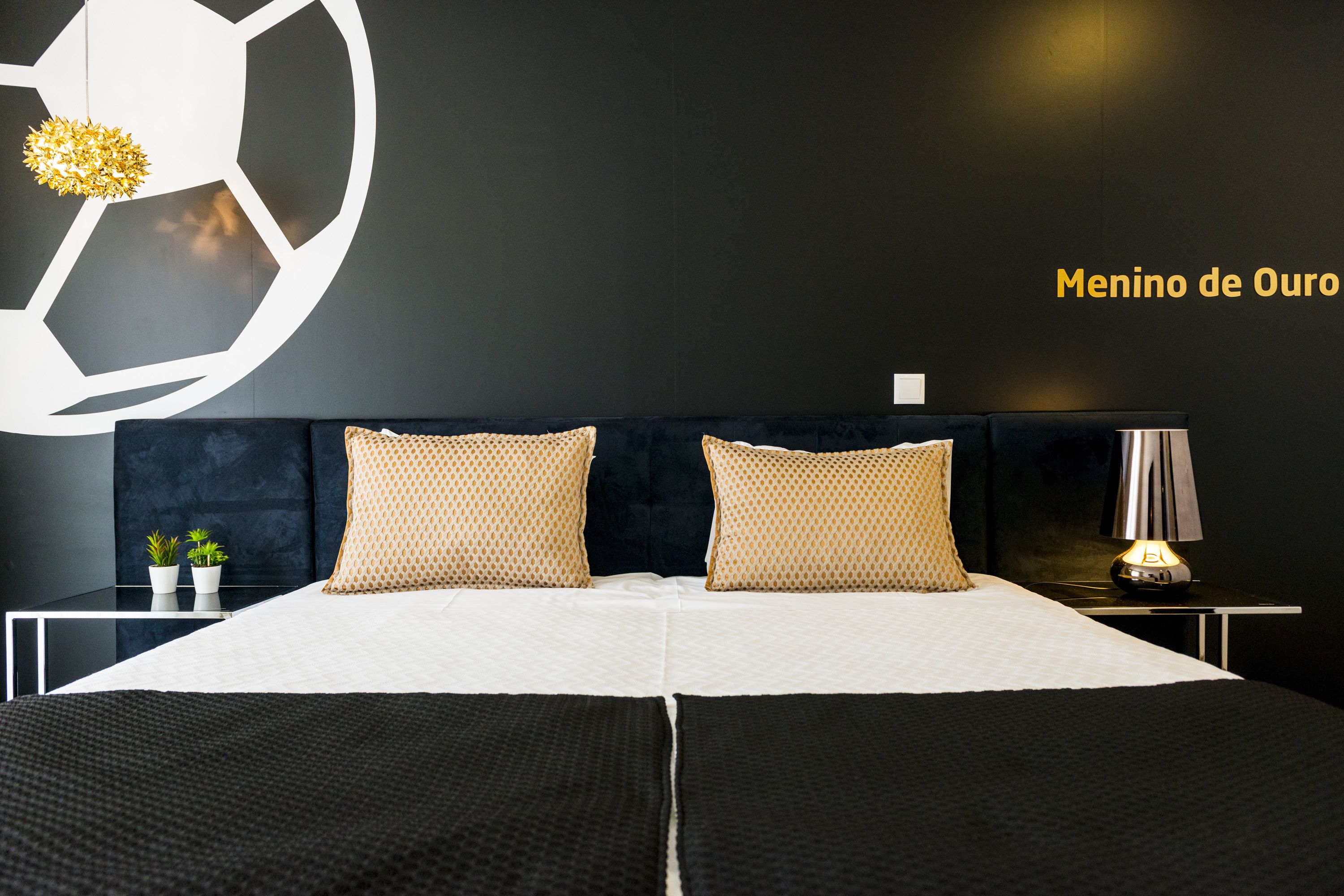 double room | 1 bedroom, in-room safe, individually decorated, desk