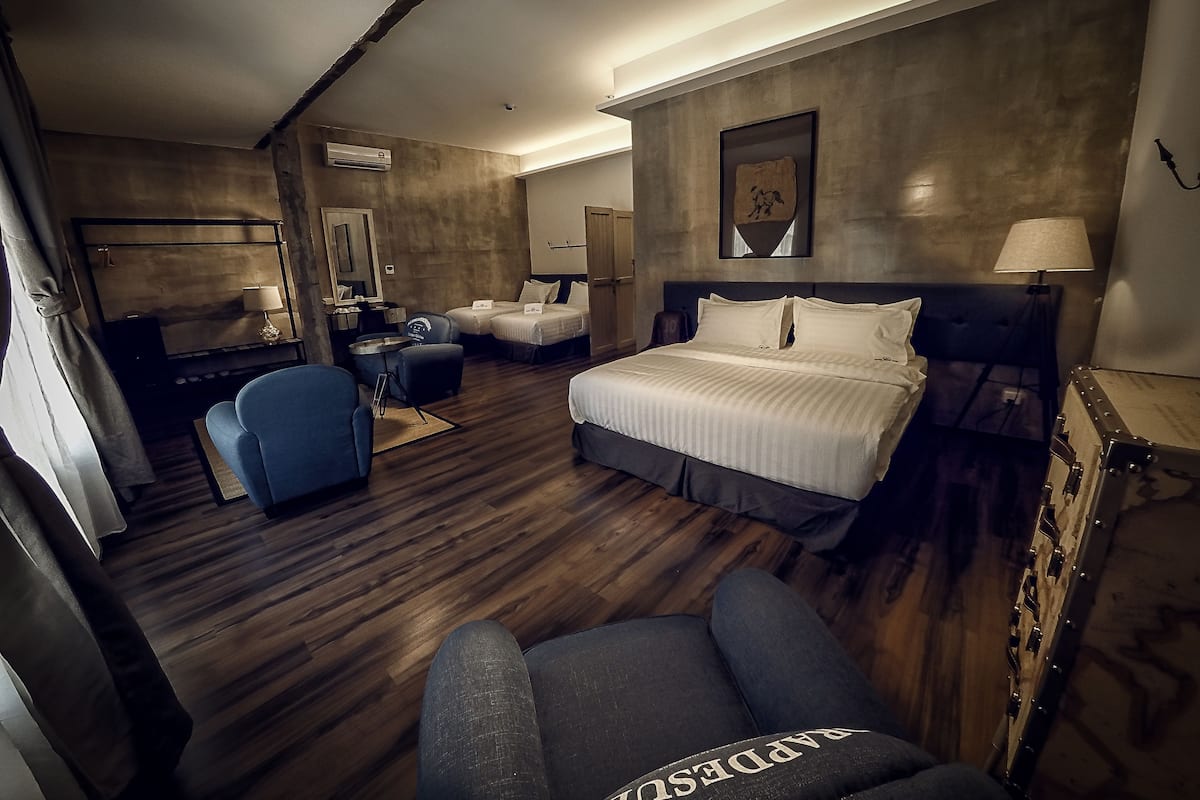 premium family suite - with internet | living room | flat-screen tv