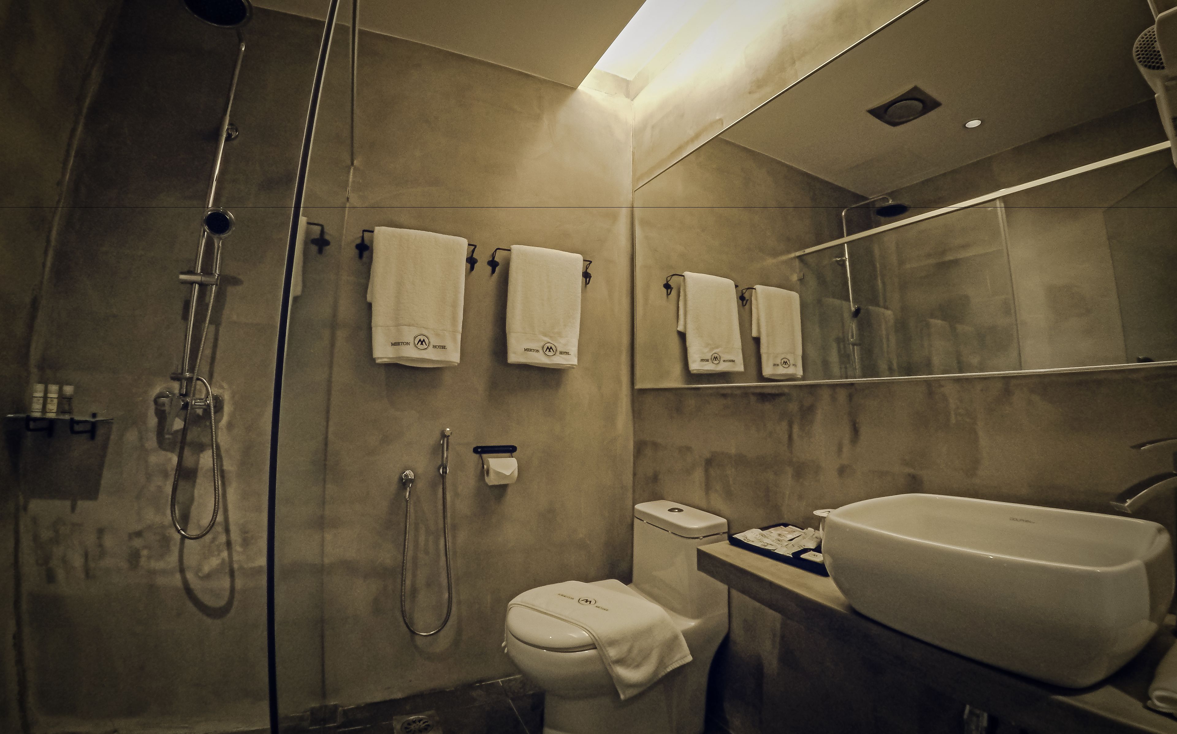 shower, rainfall showerhead, free toiletries, hair dryer