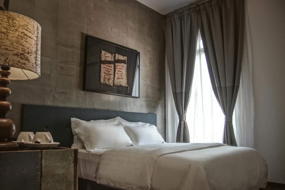 Superior Queen, Mountain View | In-room safe, desk, blackout curtains, soundproofing