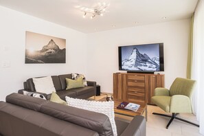 Apartment, 3 Schlafzimmer, Küche, Bergblick | Wohnbereich | Flachbildfernseher, Fußbodenheizung