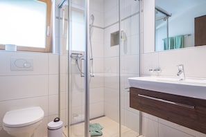 Apartment, 3 Bedrooms, Kitchen, Mountain View | Bathroom | Hair dryer, heated floors, towels, soap