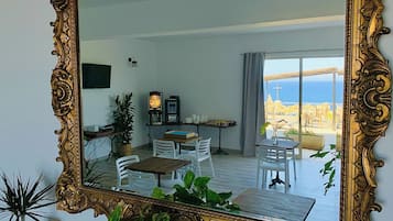 Petit déjeuner buffet (13 EUR par personne)