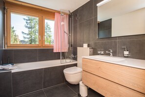 Apartment, 1 Bedroom, Kitchen, Mountain View | Bathroom | Separate tub and shower, hair dryer, heated floors, towels