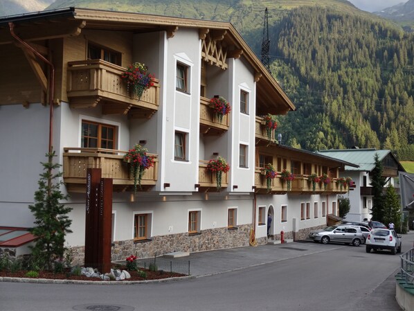 Front of property - Apart-Hotel San Antonio (Sankt Anton am Arlberg)