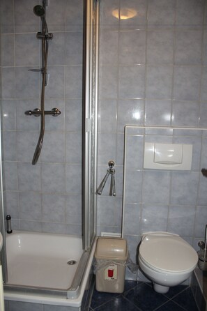 Double or Twin Room, 2 Single Beds, Private Bathroom, Mezzanine | Bathroom