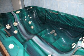Indoor spa tub