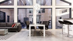 Un interior modern amb zona de menjador, un sofà i una cuina.