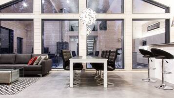Design Villa, 3 Bedrooms, Sauna | In-room dining