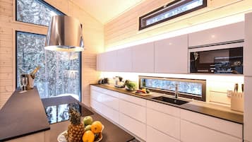 Design-Villa, 4 Schlafzimmer, Sauna | Essbereich im Zimmer