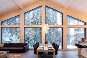 Design Villa, 4 Bedrooms, Sauna | In-room dining