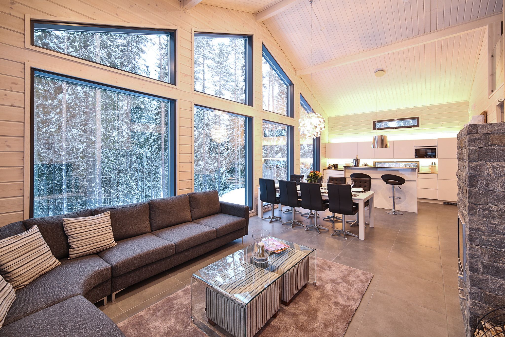 Biệt thự có thiết kế đặc sắc, 4 phòng ngủ, phòng tắm hơi | Khu vực ăn uống tại phòng