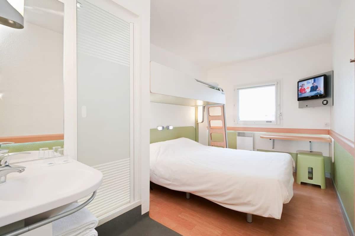 triple room, multiple beds | desk, soundproofing, iron/ironing board, free cots/infant beds