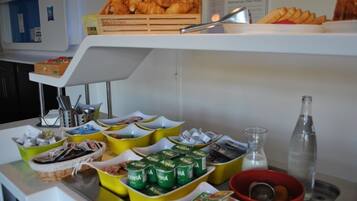 Ein reichhaltiges Frühstücksbuffet mit Speisen und Getränken.