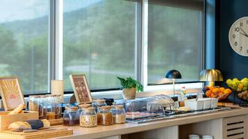 Café da manhã com buffet todos os dias mediante uma taxa