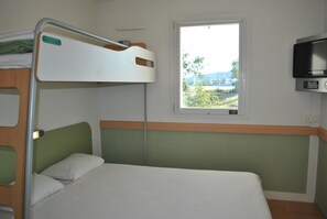 Habitación triple, varias camas | Escritorio, sistema de insonorización, tabla de planchar con plancha